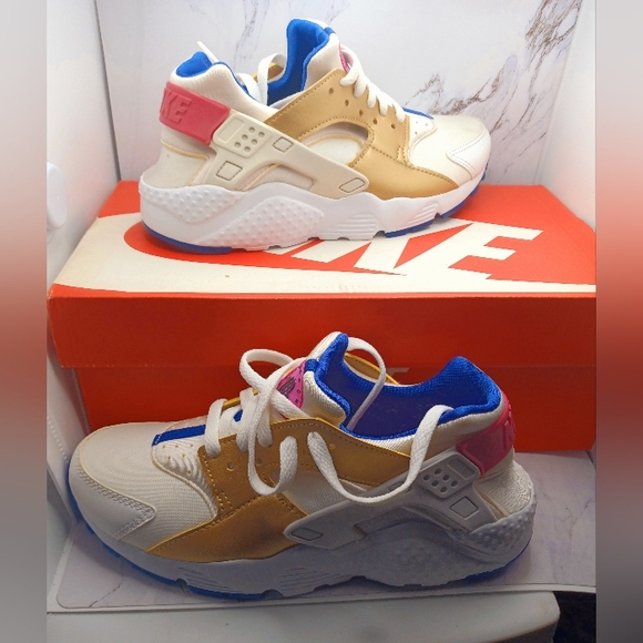 Nike Shoes - Nike Huarache Run 5Y EUC